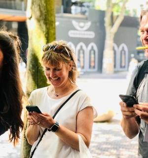 一群人正在看手机