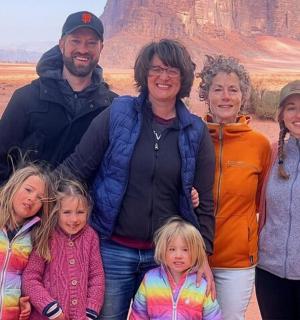 一家人在沙漠中合影