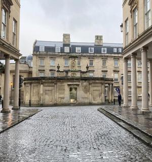 街道中央有柱子的大楼