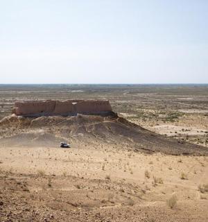 一辆停在沙漠山顶上的卡车