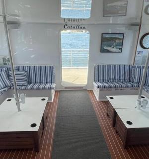 pokoj se dvěma pohovkami v lodi