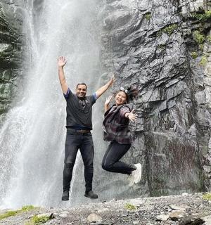 站在瀑布前的一对男女