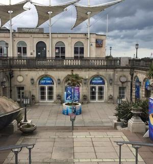 一座前面有喷泉的大楼