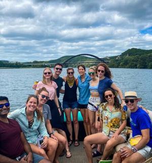 skupina lidí pózujících pro fotografii na lodi