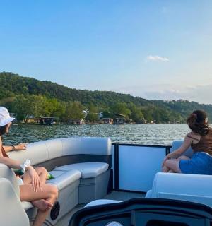 dvě ženy sedící na lodi na vodě