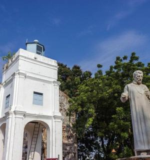 socha muže stojícího před budovou