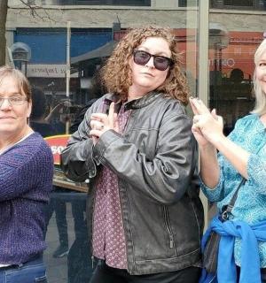 三个女人并排站着