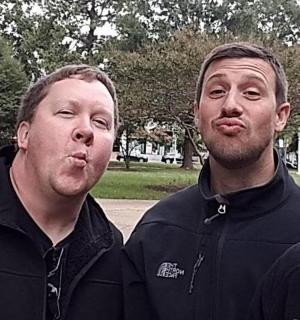 三个男人并排站着