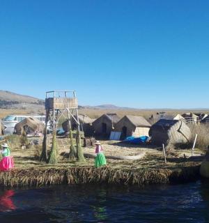 skupina dětí hrajících si na nafouknutých látkách ve vodě