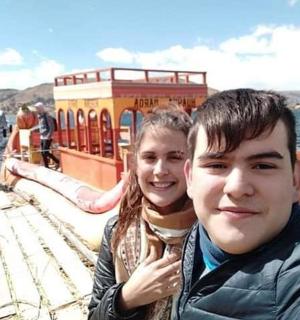 muž a žena stojící na lodi