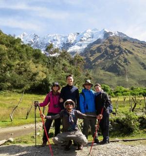 skupina lidí pózujících pro fotografii na hoře