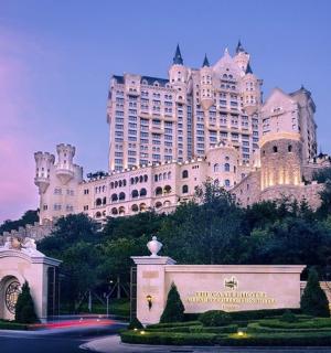 山顶上的一座大楼