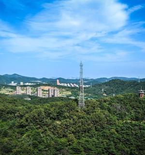 山顶上的手机信号塔