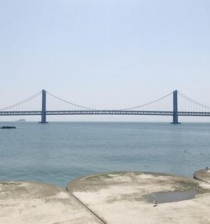 大片水域中间的一座桥