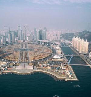 一座横跨水桥的城市的鸟瞰图