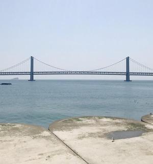 水中央的一座大桥