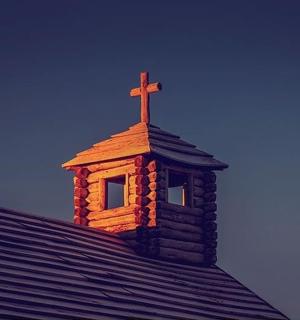 带屋顶的建筑物顶部的十字架