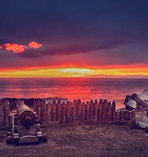 海上日落,木栅栏