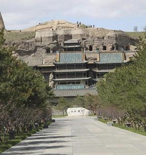 一座以山为背景的大楼