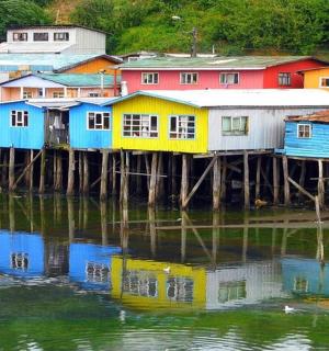 水上码头上的一组房屋