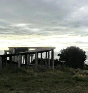 budova na kopci u oceánu