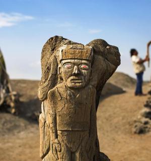 dřevěná socha osoby na poli