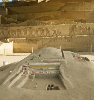 hromada písku před budovou