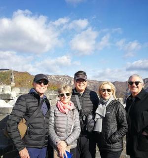 一群人在长城上摆姿势拍照