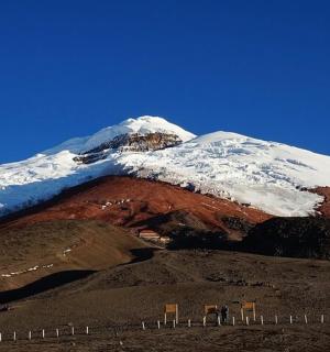 一座顶上有雪的山