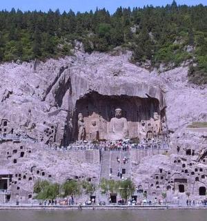 velká socha na hoře ve vodě