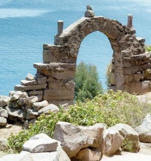 starý kamenný oblouk před vodou