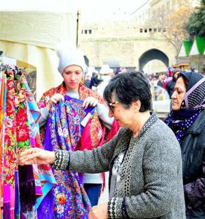 一名女子正在市场里观看服装展示