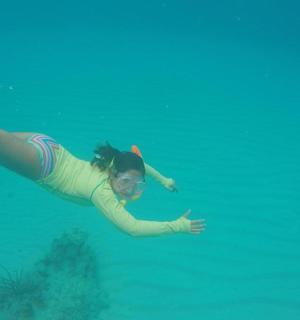 mladá žena plave ve vodě