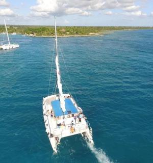 水中央的一艘白色小船