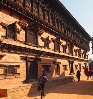 一群人站在建筑物外面