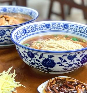 tři modrobílé misky polévky na stole