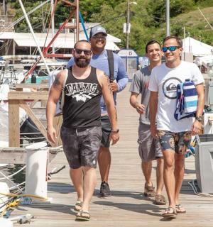 skupina mužů jdoucích po molu