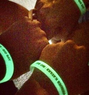 一名男子对着镜子自拍