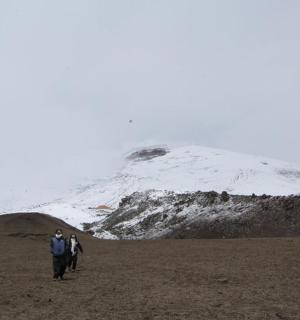 两个人在白雪皑皑的山峦间漫步