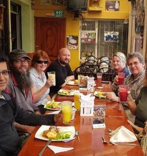 一群人坐在餐厅的一张桌子旁