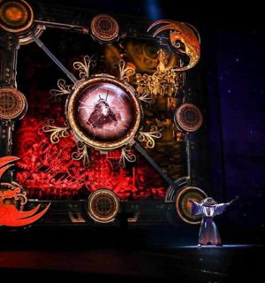 镜子里有一个人的照片