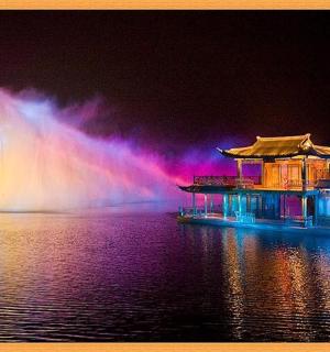 夜间水中有喷泉的船