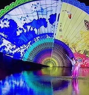 一名女子站在桥下的水中