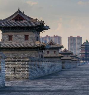 skupina budov na vrcholu cihlové zdi