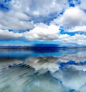 velká vodní plocha s mraky na obloze