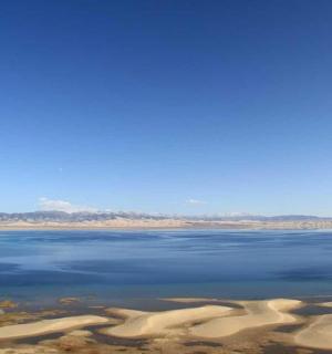 pohled na vodní plochu s hrady z písku