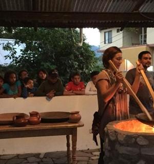 一男一女站在桌子旁边