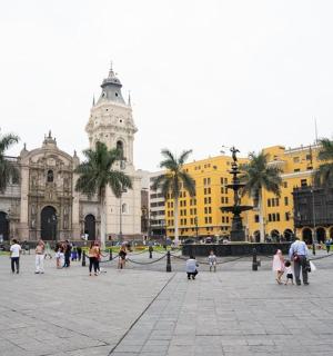 一群人在建筑物前行走