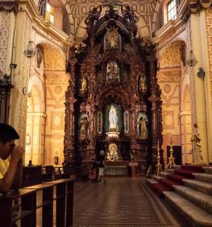 一名男子站在一座大教堂前