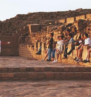 一群人站在墙前